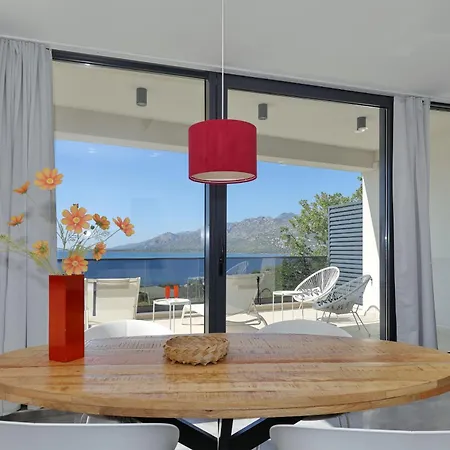 Sea View Apartment *